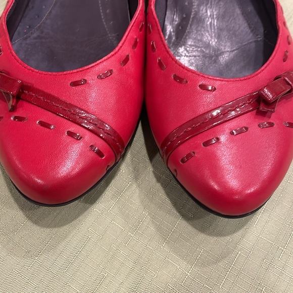 Bruno Magli red flats. Rubber soles and weaved patent bow accent. Nice Sz 37. - Picture 13 of 14